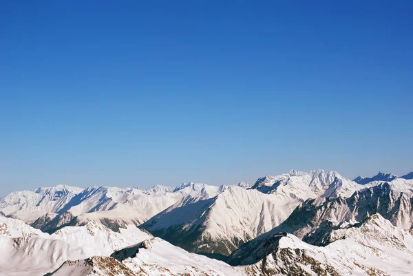 Landscape of snow-capped mountain peaks in the Alps, and a lot of air cleanliness — Stock Photo, Image