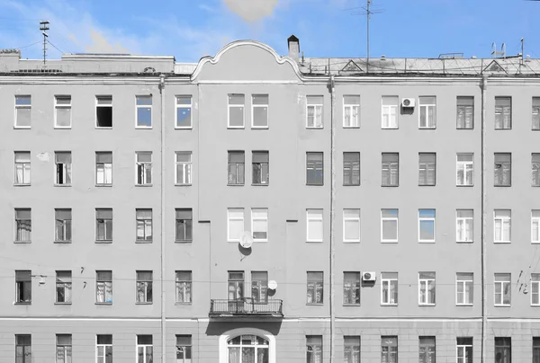 Le bâtiment symétrique avec un balcon, une sélection de bleu — Photo