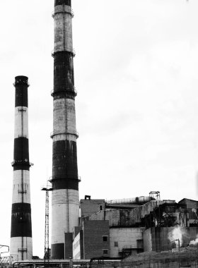 Fabrika sanayi bölgesi, iki uzun bacalar, siyah ve beyaz