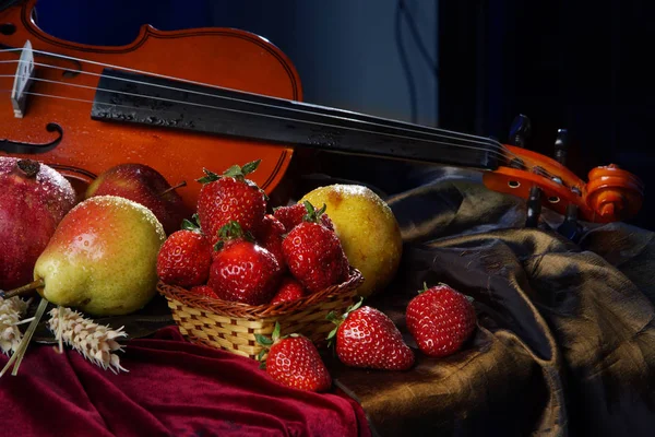 Violino com pescoço e morangos em uma cesta, fruta molhada e suculenta — Fotografia de Stock