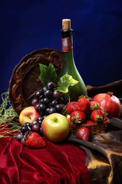 Hayat bir kadife masa örtüsü sulu meyve ve tozlu eski şişe şarap, dikey Flamanca hala