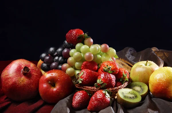 Fruta brillante jugosa, rociada con agua, bodegón de frutas y bayas de temporada, fondo negro . — Foto de Stock