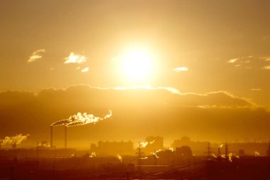 Şafak şehir, güneş ışığı her şey altın bir saat civarında sel.