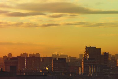 Şafakta, parlak büyük şehrin yerleşim bölgesinde gökte gölgeler