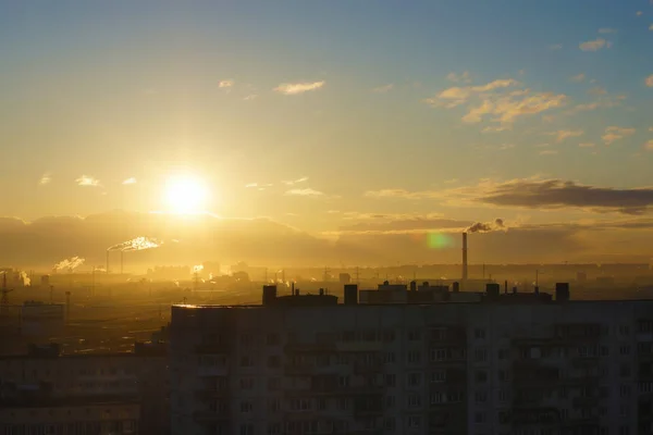 Soluppgång med ett bostadsområde i staden, en gyllene timmen, sunshine översvämmade runt — Stockfoto