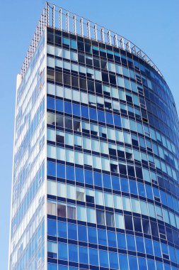 Bir ofis binası bir mavi gökyüzü arka plan üzerinde cephe