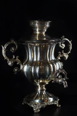 Rus semaver, su ısıtıcı için aygıt, altın ve parlak, parlak ve parlama, dikey