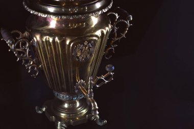 Rus semaver, su ısıtıcı, yatay, siyah arka plan, boşaltmak için aygıt