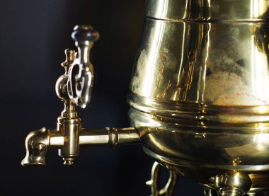 Rus semaver, Isıtma ve kaynar su, boşaltmak, koyu arka plan için bir cihaz parçası