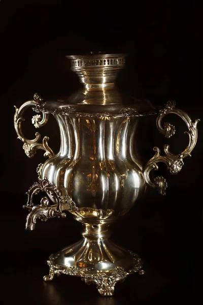 Samovar russo, dispositivo para aquecimento de água, ouro e polido, gl — Fotografia de Stock