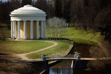 Yolları ve bir dere, yatay bir köprüden ile güzel bir parkta sütunlarla beyaz klasik çardak