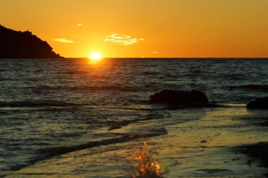Güzel bir gün batımı denizde, iskele yüksek gelgit, dalgalar ve su sıçramalarına suya gider