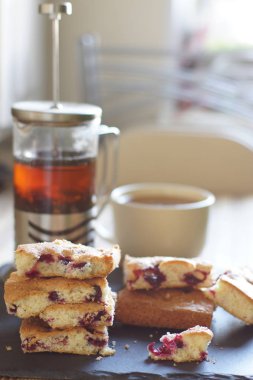 Çay, bira ve çilek penceresinden, dikey parlak aydınlatma kahvaltıda pasta