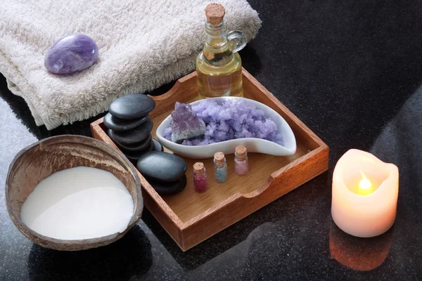 Bir Hindistan cevizi kabuk bir kaplıca tedavisi yanında süt ile mor tuz, sıcak aromatik yağ taşları ve yumuşak havlu ile ayarla.