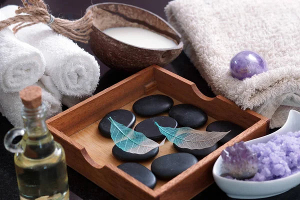 Masaj ve spa prosedürler, aromatik yağ, tuz, süt ve sıcak taşlar için ayarlayın. Dekorasyon için skeletonized yaprakları yukarıda.