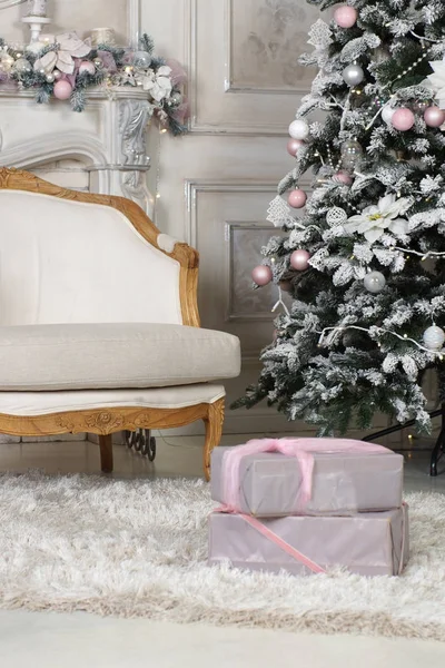El sillón está en la sala de estar, decorado para Navidad con un árbol y guirnaldas — Foto de Stock
