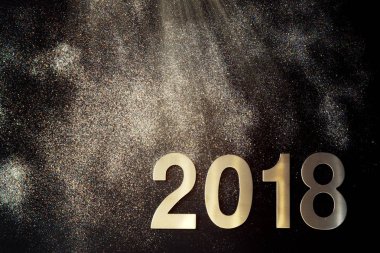 Yeni yıl 2018, pırıltılar pırıltı ve ışıltı siyah bir arka plan kopya alanı, metniniz için altın tonlama