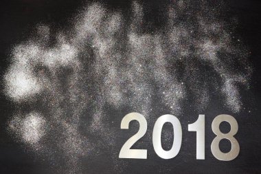 Yeni yıl 2018, dağınık, pırıltılar glisten ve siyah bir arka plan, ışıltı kopyalayın, metin için yer