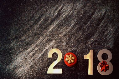 Yeni yıl 2018, pırıltılar dağınık ve siyah bir arka plan kopya alanı metniniz için ışıltı