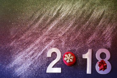 Yeni yıl 2018, clayers dağılmış, pırıltı ve siyah bir arka plan kopya alanı, metniniz için dökülür renkli tonlama
