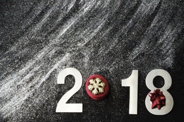 Yeni yıl 2018, dağınık, beyaz pırıltılar glisten ve siyah bir arka plan, ışıltı kopyalayın, metin için yer