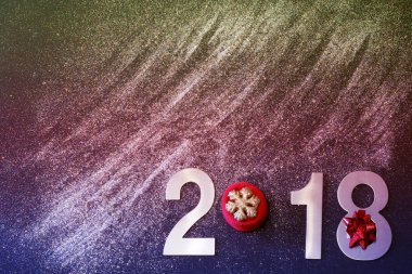 Yeni yıl 2018, clayers dağılmış, pırıltı ve siyah bir arka plan kopya alanı, metniniz için dökülür renkli tonlama