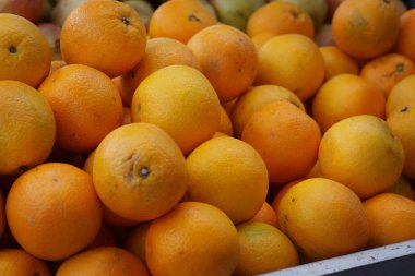 Üstünde belgili tanımlık sayaç İspanya meyve pazarında portakal yalan