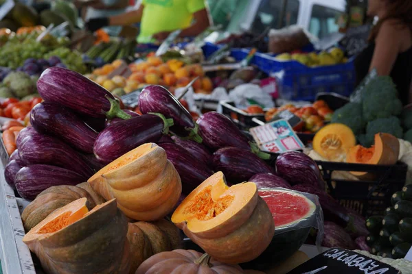 Тыква и цуккини на прилавке на овощном рынке Испании — стоковое фото