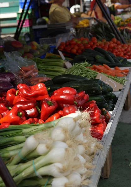 Pimenta vermelha é iluminada pelo sol no balcão com legumes no mercado na Espanha — Fotografia de Stock