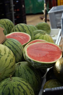 Kesme ve bütün karpuz üstünde belgili tanımlık sayaç içinde belgili tanımlık çarşı yayılır
