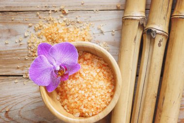 Spa ayarla ahşap masa, banyo tuzu, orkide, doğal bambu çiçeği.