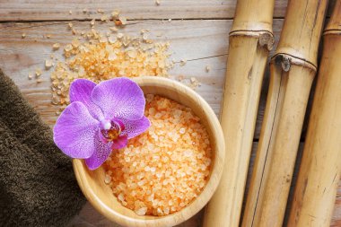 Spa arka plan bambu, banyo tuzu ve yumuşak bir havlu ile ahşap bir masa üzerinde