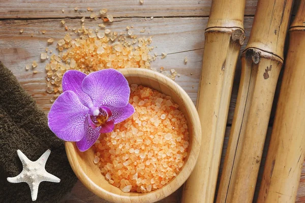 Spa arka plan bambu, banyo tuzu, deniz yıldızı ve yumuşak havlu ile ahşap bir masa üzerinde