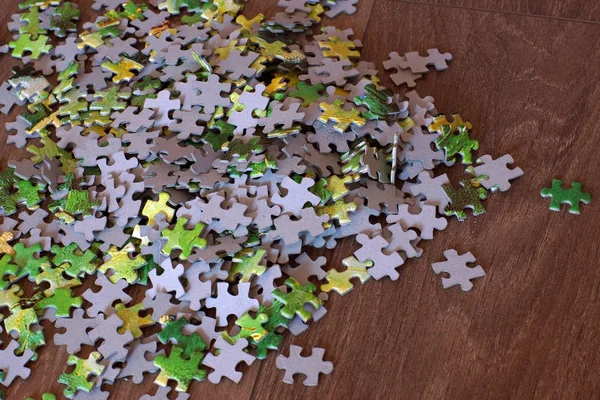 Il puzzle è sparso sul pavimento in legno — Foto Stock