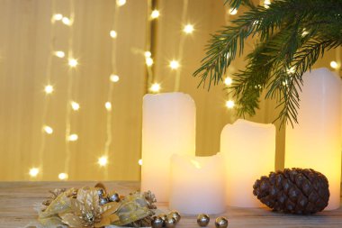 Yeni yıl tebrik kartı festival çelenk, beyaz mumlar ve Noel süsleri