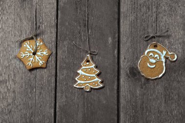 Noel kurabiyeleri ahşap bir duvara yakın bir ipe asmak.