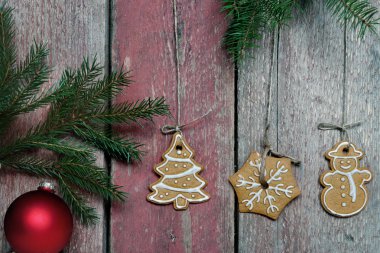 İpler bir ahşap duvar, köknar dalı kırmızı şenlikli top ile gelen çerezleri dayan