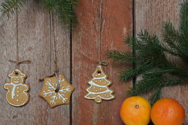 Halat iki mandalina ve çam dalları yanındaki bir ahşap duvar çerezleri dayan