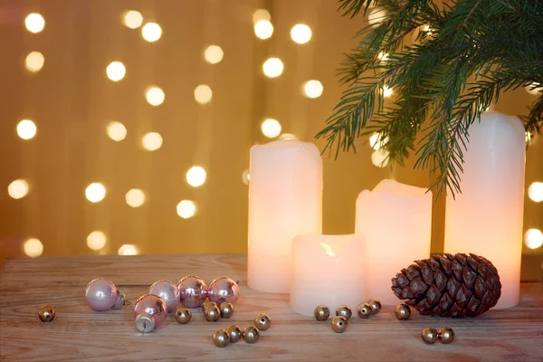 Tarjeta de felicitación de Año Nuevo con guirnalda festiva y decoraciones navideñas en una mesa de madera —  Fotos de Stock