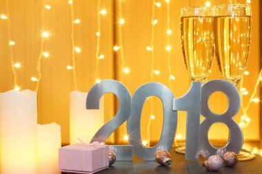 Yeni yıl hediyesi, beyaz mumlar ve festival çelenk ile altın kartı 2018