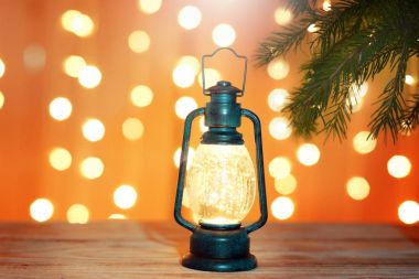 Bir Noel ağacı altında parlak bir el feneri ile yeni yıl tebrik kartı