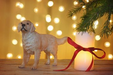 Yıl köpek ve Noel ağacının altında beyaz bir mum sembolü ile yeni yıl tebrik kartı