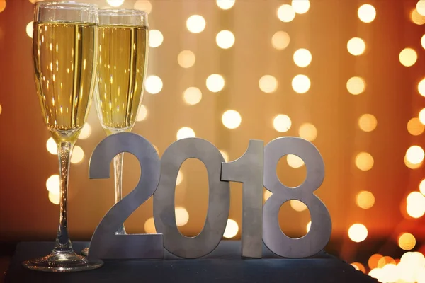 New Year's kaart in 2018 met champagne op de achtergrond van feestelijke slingers — Stockfoto