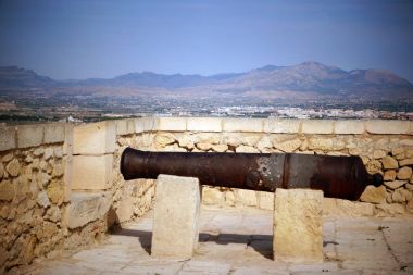 Eski bir savaş topu bir dağ üzerinde eski bir kale üstünde duruyor