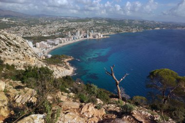 Dağda Ifach taşlı dik bir yamaç, mavi deniz ve kıyı kasaba Kalp İspanya, Costa Blanca bölgesi Akdeniz sahilinde üzerinden görüntülemek