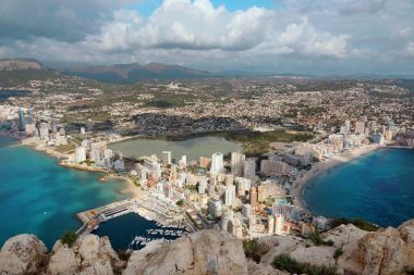 Ifach İspanya Costa Blanca, denizin eteklerinde dağ görünümünden Yarımadası, uzun boylu ve plajları ile altındaki Kalp şehir yalan çevreleyen