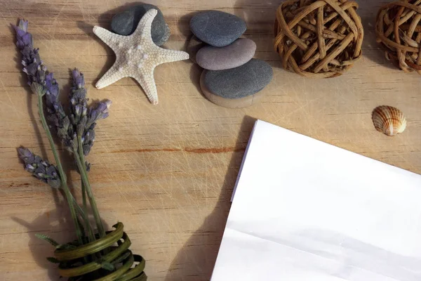 종이의 백색 조각 바다 돌, 불가사리 및 라벤더 어린 나무 테이블에 놓여 — 스톡 사진