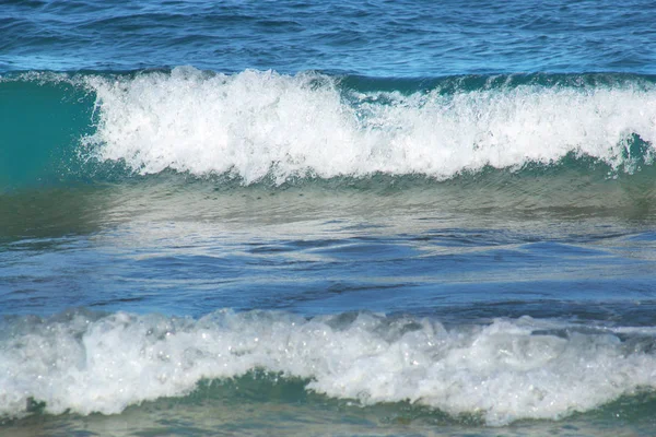 Sea waves with white foam and beautiful blue depth — Stock Photo, Image