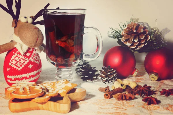 Mesa de celebración de Año Nuevo con vino caliente, ingredientes y galletas, ciervos de juguete y decoraciones de Navidad cerca — Foto de Stock