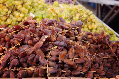 Üstünde belgili tanımlık sayaç üzümleri yanındaki dal üzerinde kurutulmuş tarihleri yalan